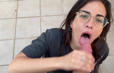 Medusa Morena Tatuada de Tetas Grandes Mamando Polla Gigante ao Ar Livre – Boquete Pesado em Exterior!