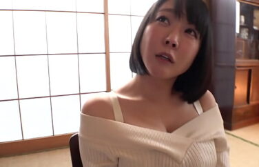 Linda MILF Japonesa com Seios Fartos – Peitões Enormes Balançando e Gozando Forte!