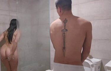 Le escondo la toalla a mi hermanastra solo como pretexto para cojerla rico